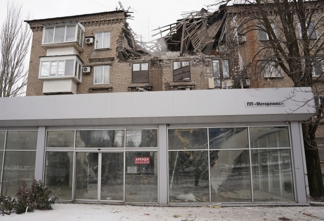 Жилой дом, получивший повреждения в результате обстрела ВСУ Киевского района Донецка.