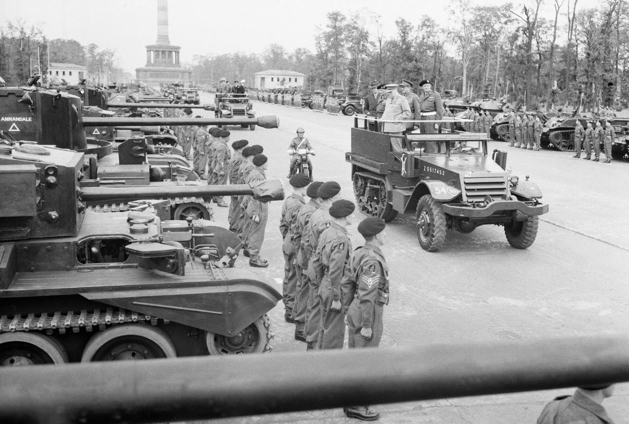  Черчилль принимает парад 7-й бронетанковой дивизии в Берлине, июль 1945 г.
