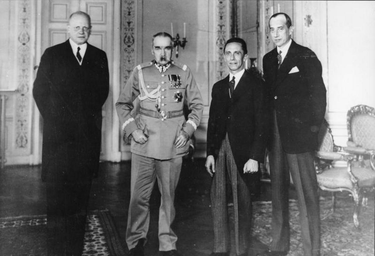 Юзеф Пилсудский (второй слева) и Йозеф Геббельс (второй справа) через пять месяцев после подписания германо-польского пакта о ненападении, 15 июня 1934 г.