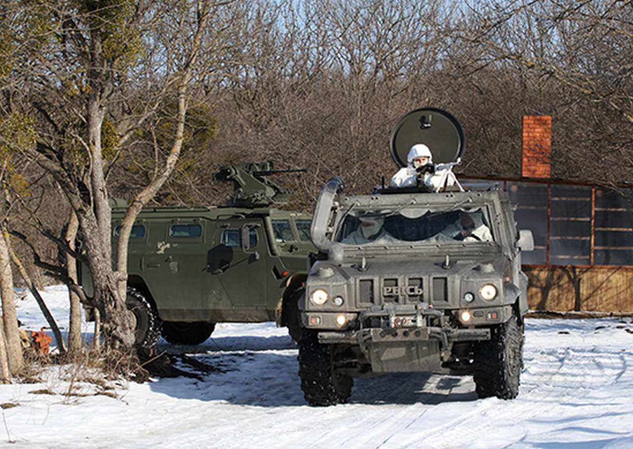 Модуль «Арбалет» (слева) установлен на бронеавтомобиль «Тигр».