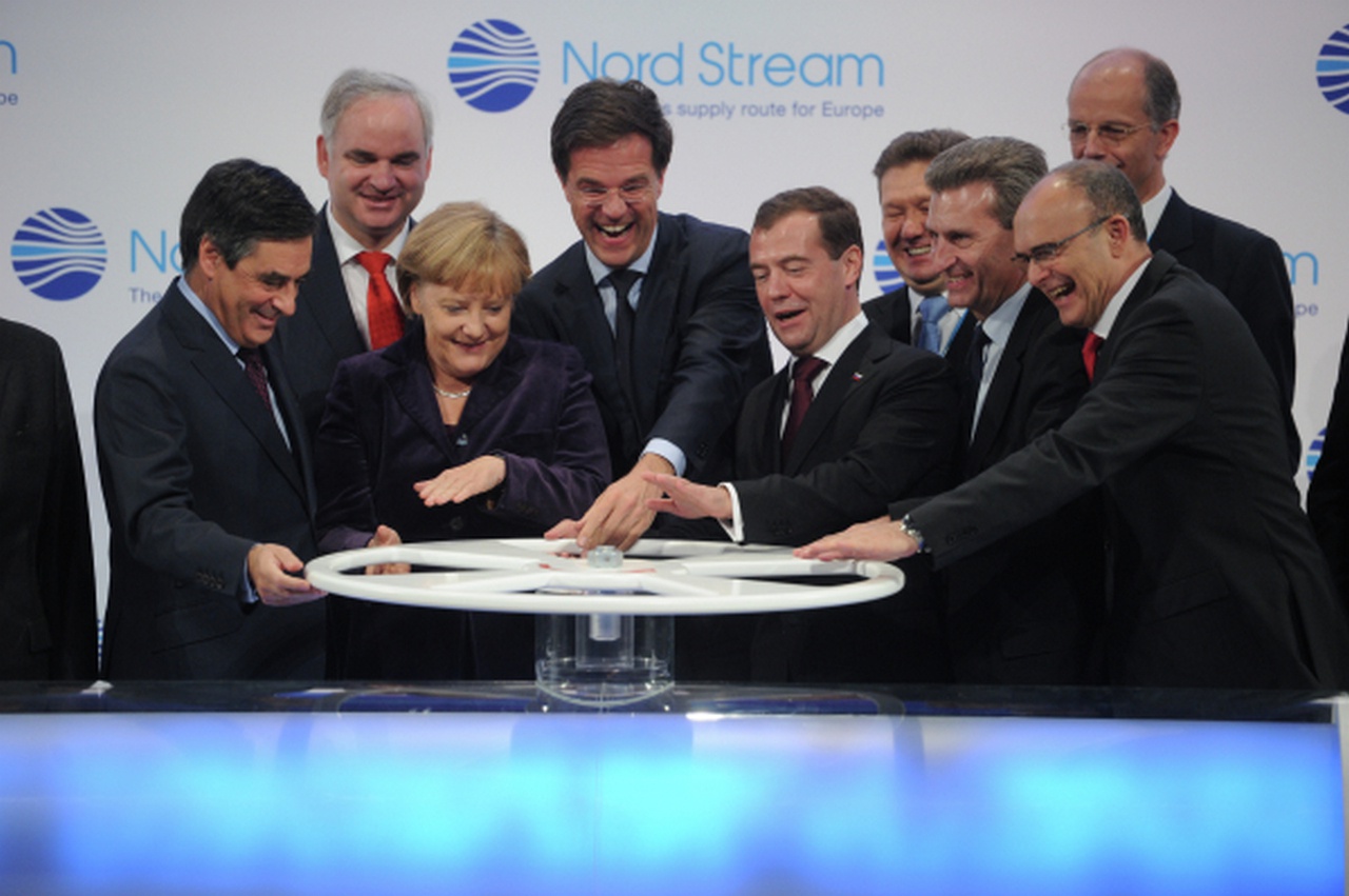 Президент России Дмитрий Медведев, федеральный канцлер Германии Ангела Меркель и премьер-министр Франции Франсуа Фийон на открытии «Северного потока», 8 ноября 2011 г.