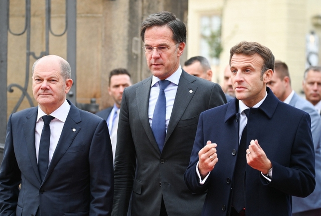 Канцлер ФРГ Олаф Шольц, премьер-министр Нидерландов Марк Рютте и президент Франции Эммануэль Макрон (слева направо) на неформальном саммите в Праге, 7 октября 2022 г.