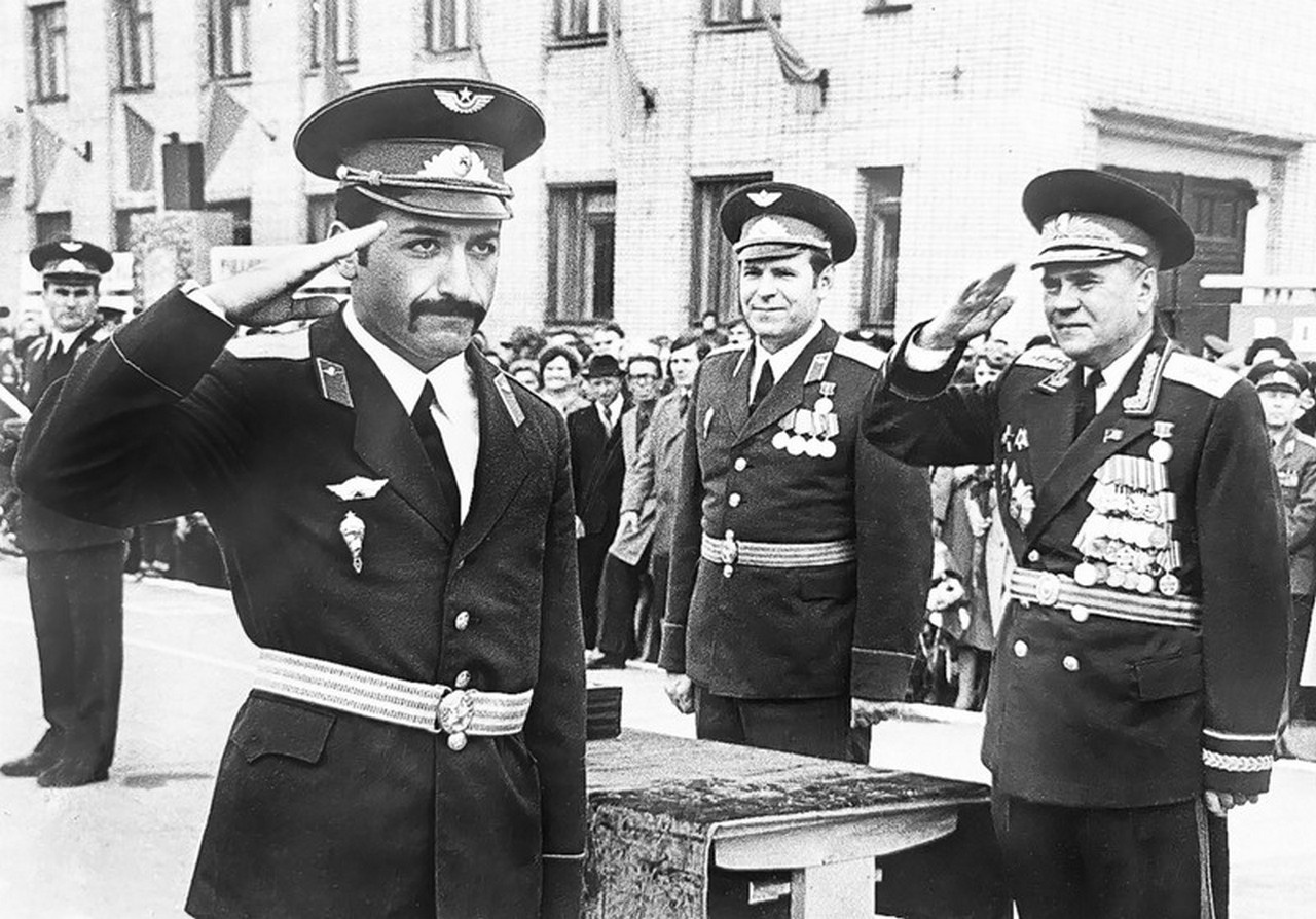 Лейтенант Г. Исаханян, выпуск 1981 года. Диплом вручает командующий ВДВ генерал армии Д.С. Сухоруков. 