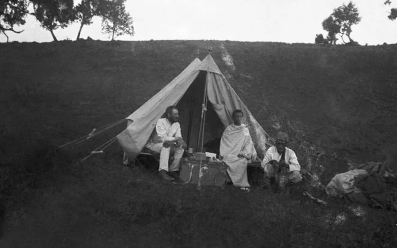 Николай Гумилёв, переводчик и охрана у палатки. Абиссиния, 1913 г.