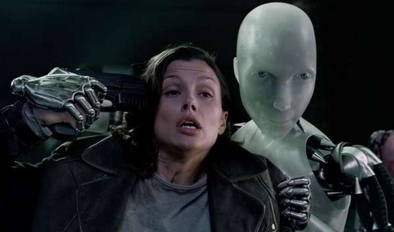 Вышедшая из под контроля машина - сюжет массы кинострашилок (кадр из фильма «Я, робот»).