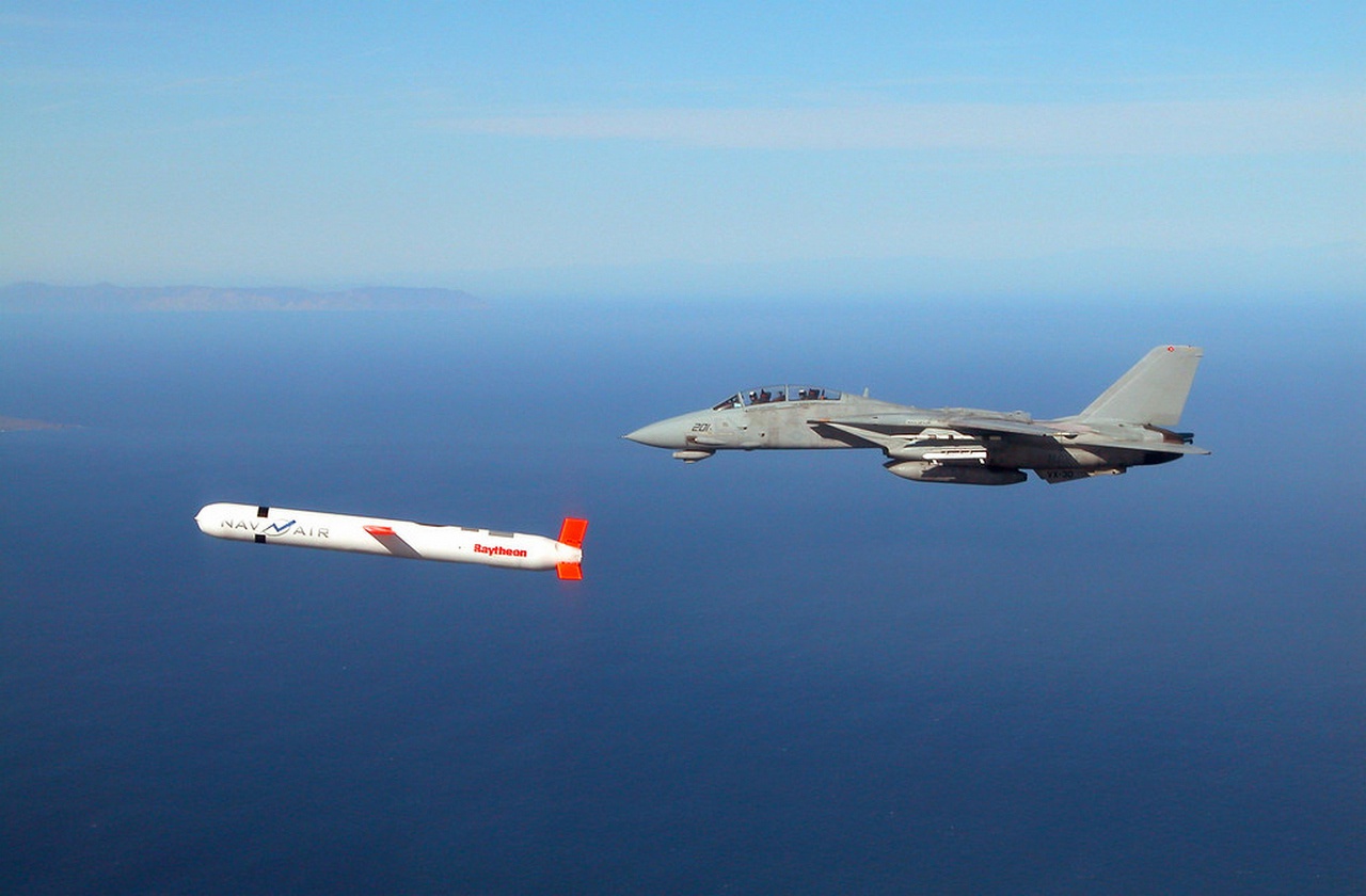 Тактическая крылатая ракета «Томагавк» Блок IV летит к цели в сопровождении истребителя ВМС США F-14 «Томкэт» во время учебных пусков.