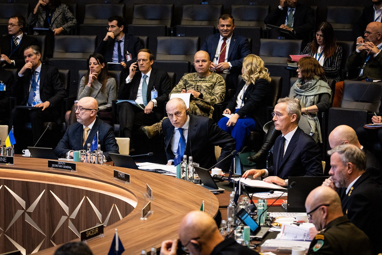 Министру обороны Украины А. Резникову (слева) позволили посидеть за натовским столом.