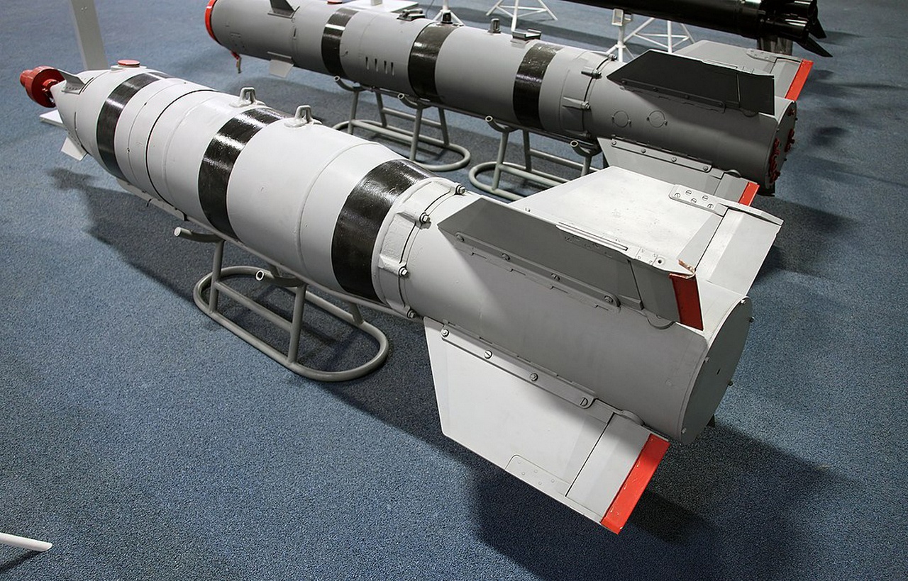 Корректируемая авиационная бомба КАБ-500Л с лазерной головкой наведения.