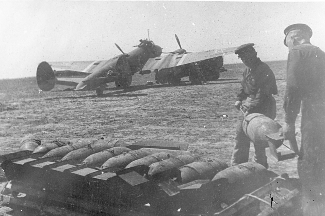 Подготовка бомбардировщика Пе-2 к вылету на полевом аэродроме Черноморского флота. На переднем плане видны фугасные авиабомбы ФАБ-100 и ФАБ-250, 1943 г.