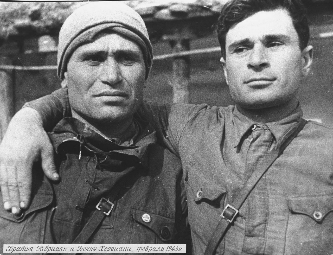 Бойцы Сванского партизанского отряда Закавказского фронта братья Габриэль и Бекну Хергиани, февраль 1943 г.