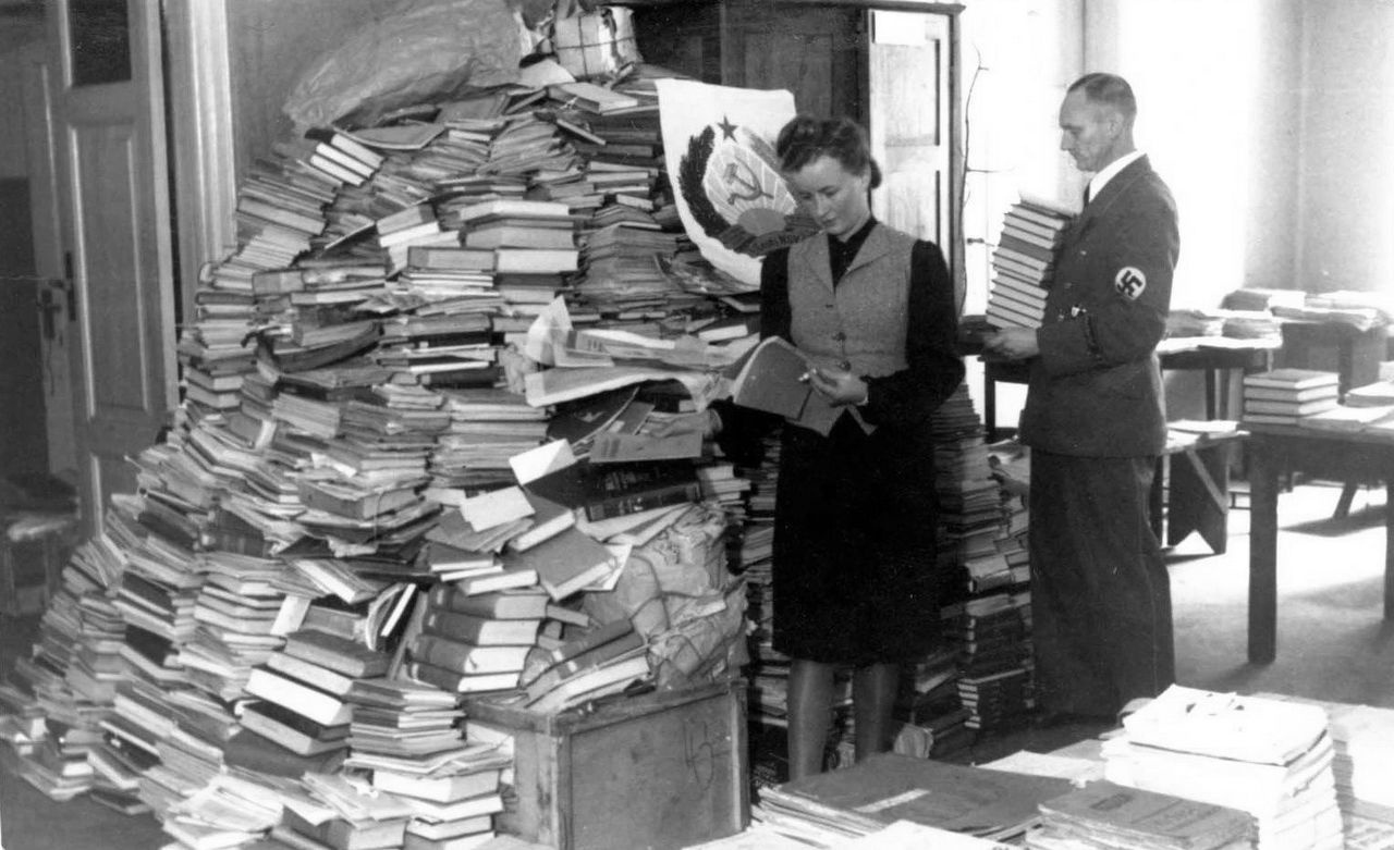 Служащие зондеркоманды Кюнсберга сортируют отобранные на территории Эстонии книги, сентябрь 1941 г.