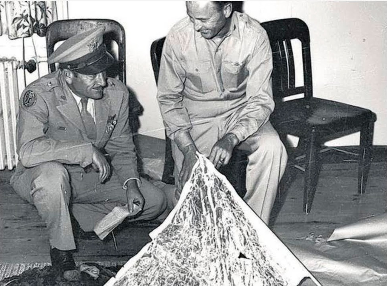 Военнослужащие США изучают остатки разведывательного зонда, обнаруженного в Розуэлле, 1947 г.