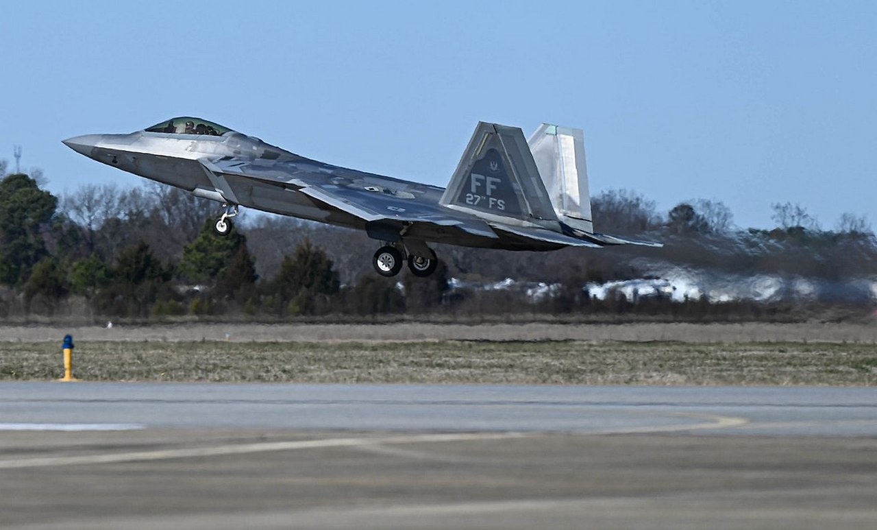 F-22 Raptor взлетает с базы «Лэнгли-Юстис» во время инцидента с воздушным шаром, 3 февраля 2023 г.