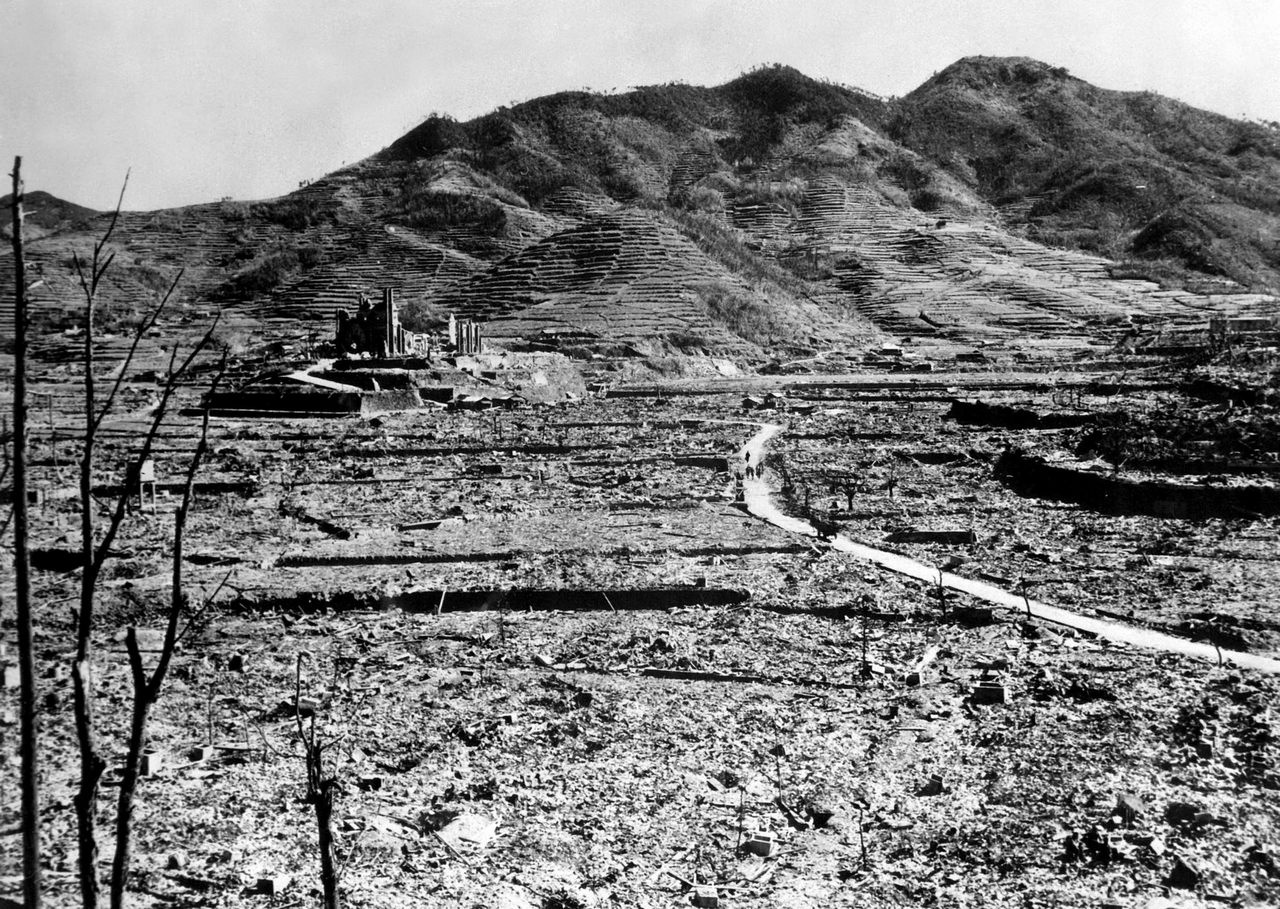 Японский город Нагасаки, разрушенный взрывом американской атомной бомбы 9 августа 1945 года.
