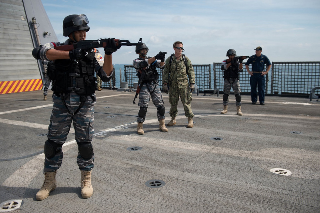 Абордажная группа ВМС Индонезии тренируется на борту корабля USS Freedom (LCS 1) ВМС США.