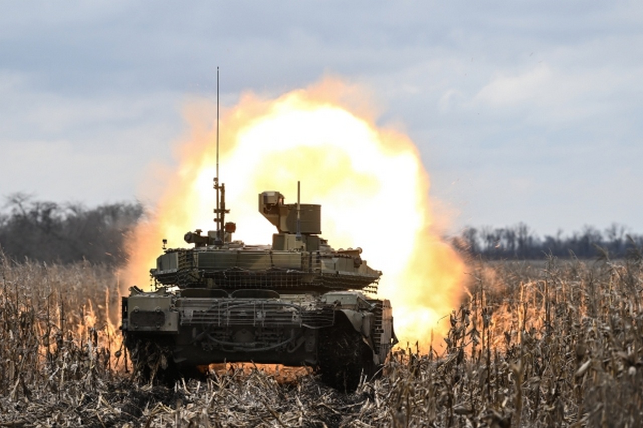Танк Т-90М «Прорыв» ведёт стрельбу по позициям ВСУ в южном секторе спецоперации.