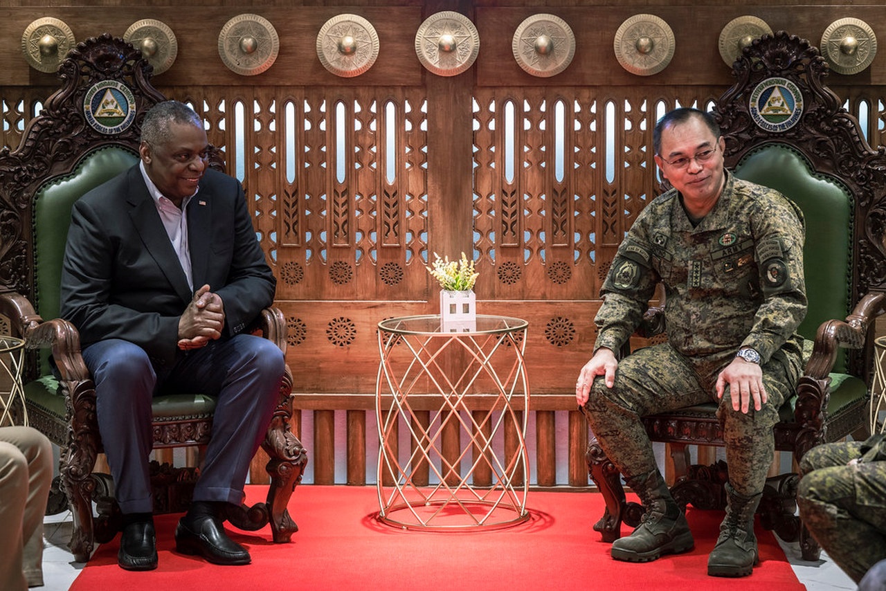 Министр обороны США Ллойд Остин на встрече с главой министерства обороны Филиппин генералом Андресом Сентино, 1 февраля 2023 г.