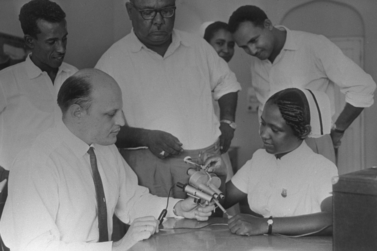 Советский врач Юрий Майчук проводит занятия с медиками в Атбарском центре по борьбе с инфекционными заболеваниями глаз. Республика Судан, июль 1965 г.