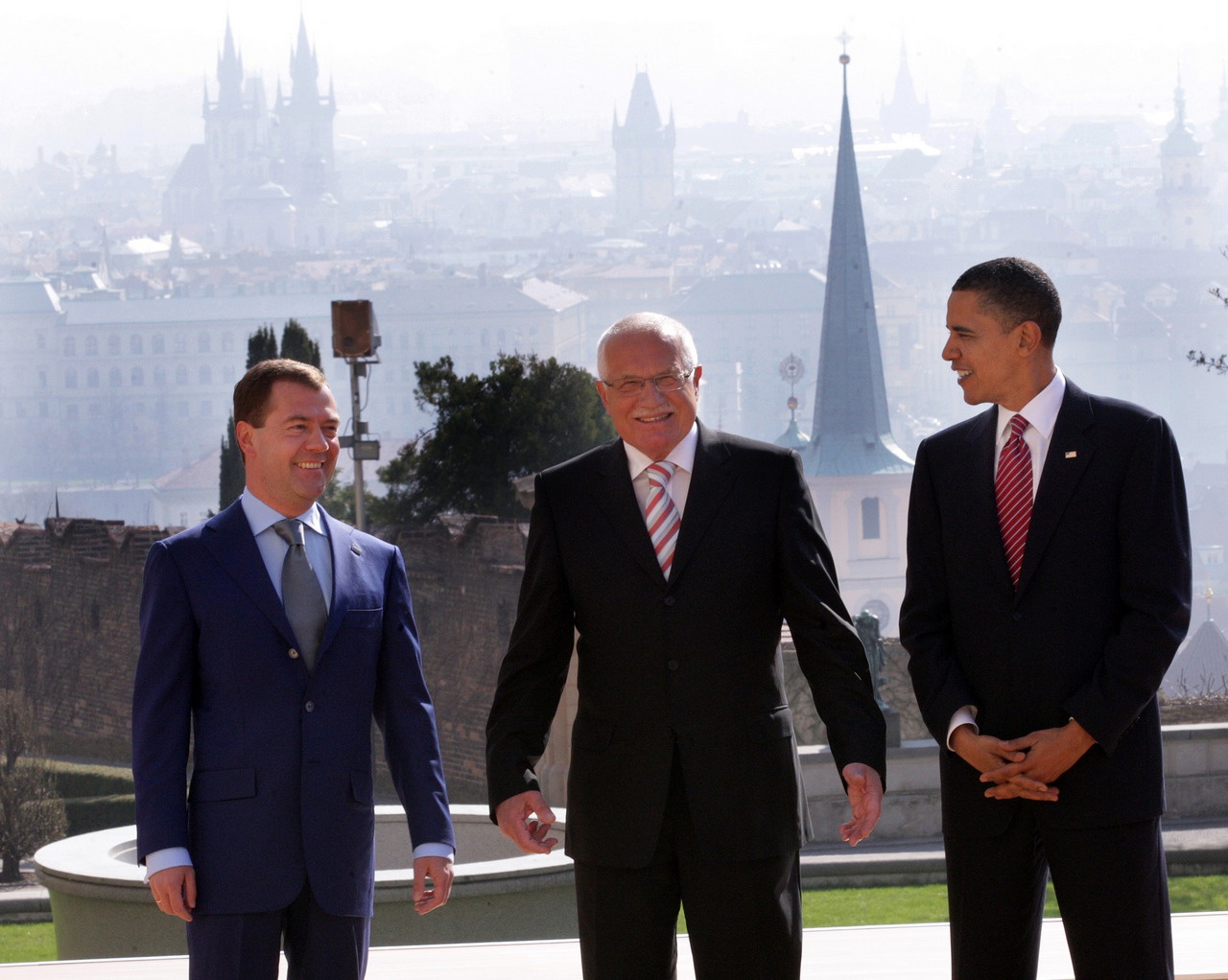 Дмитрий Медведев, Вацлав Клаус (президент Чешской Республики) и Барак Обама перед подписанием Договора СНВ-3, 8 апреля 2010 г.