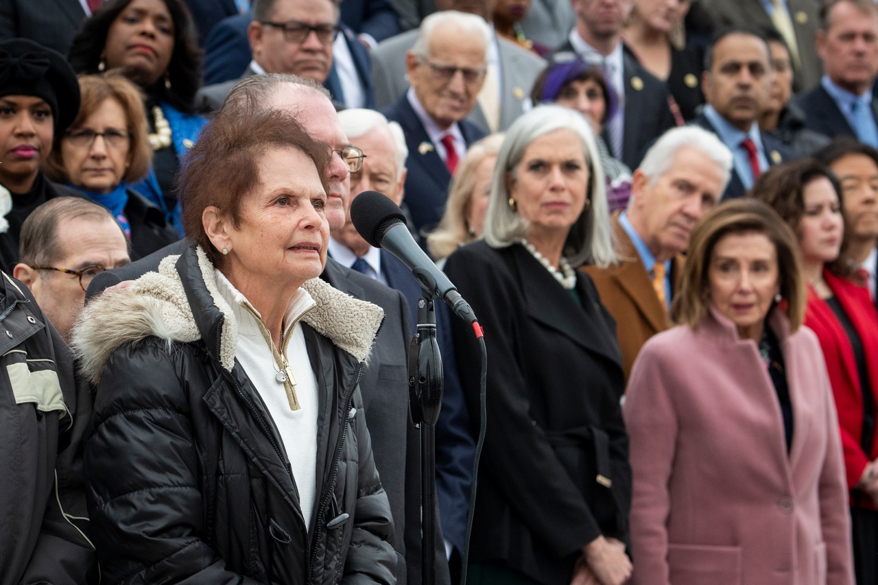 Родственники погибших офицеров охраны и члены Конгресса США на мероприятии, приуроченном второй годовщине нападения на Капитолий.