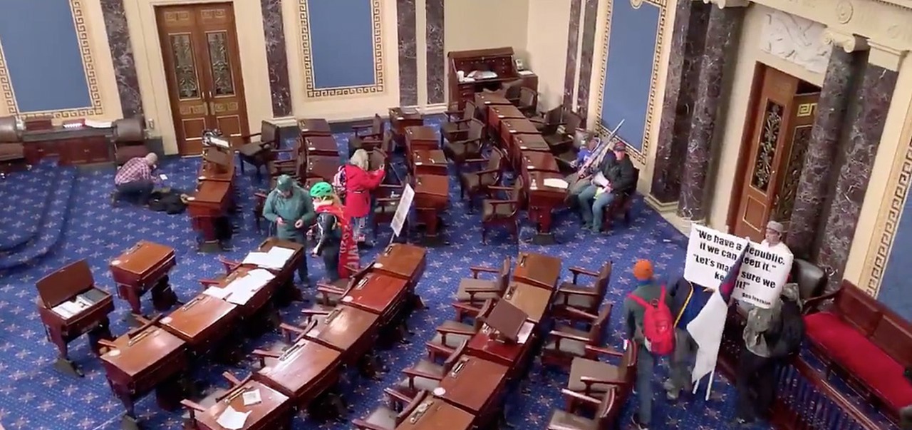 Мятежники в зале Сената.
