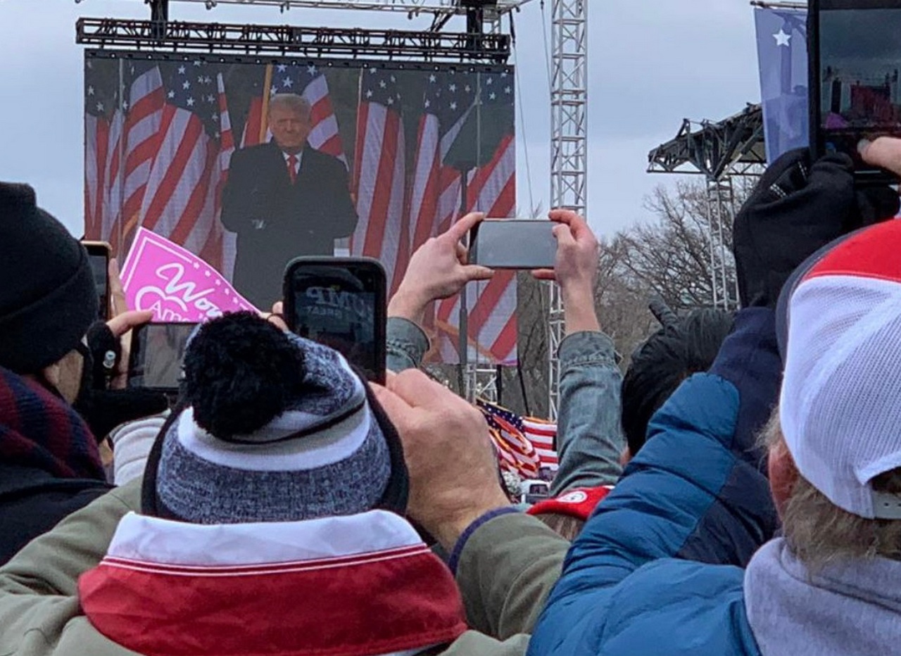 На этот экран во время митинга проецировалось выступление Трампа незадолго до штурма Капитолия.