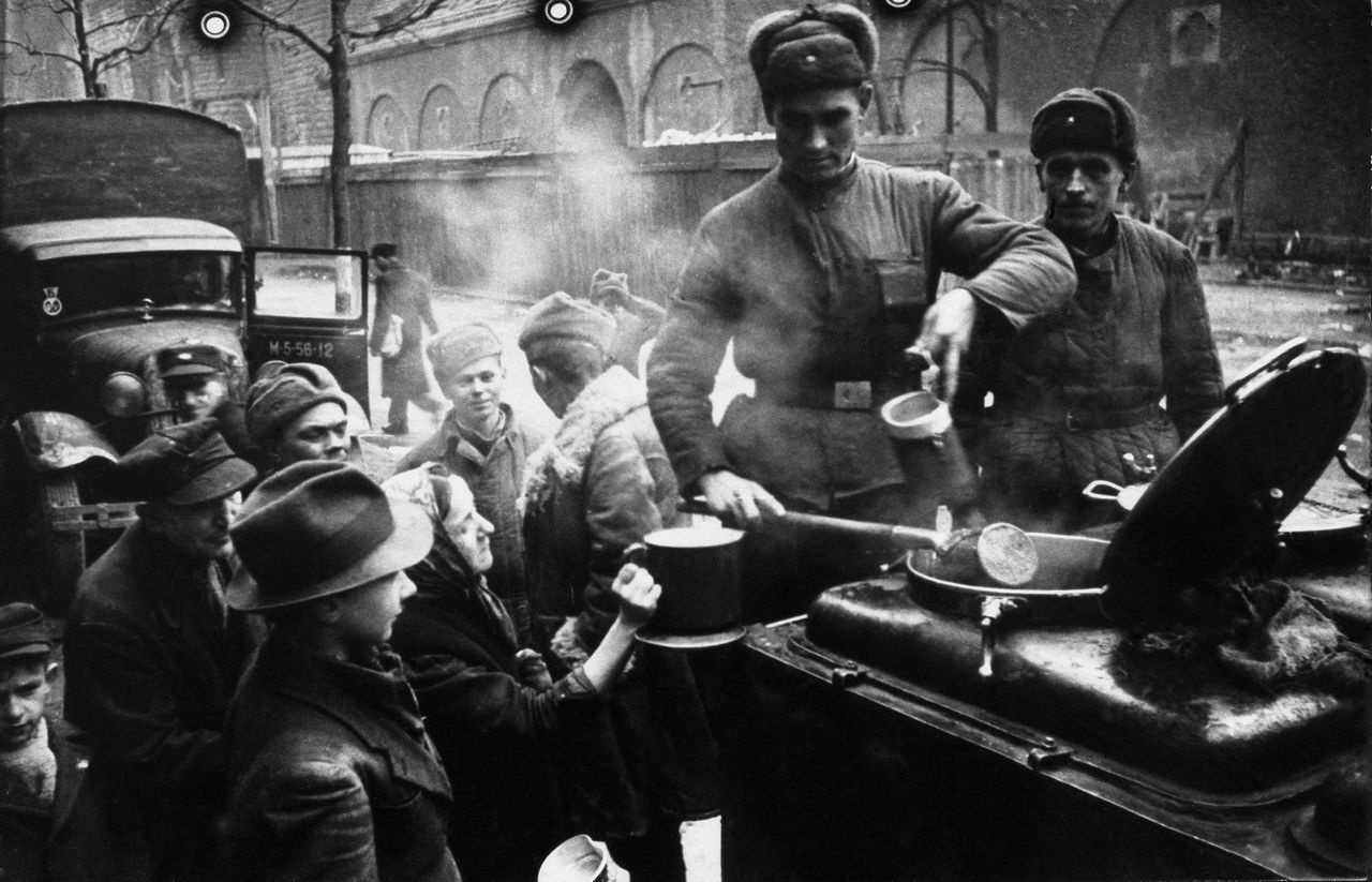 Советские солдаты раздают пищу жителям города Познань, март 1945 г.