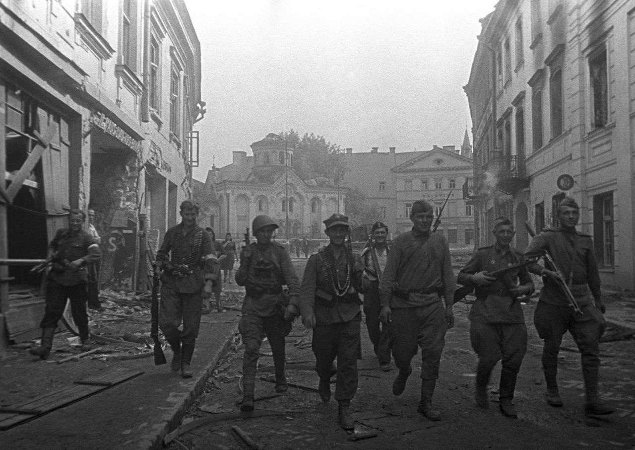 Бойцы РККА и солдаты Армии Крайовой патрулируют Вильнюс, 13 июля 1944 г.