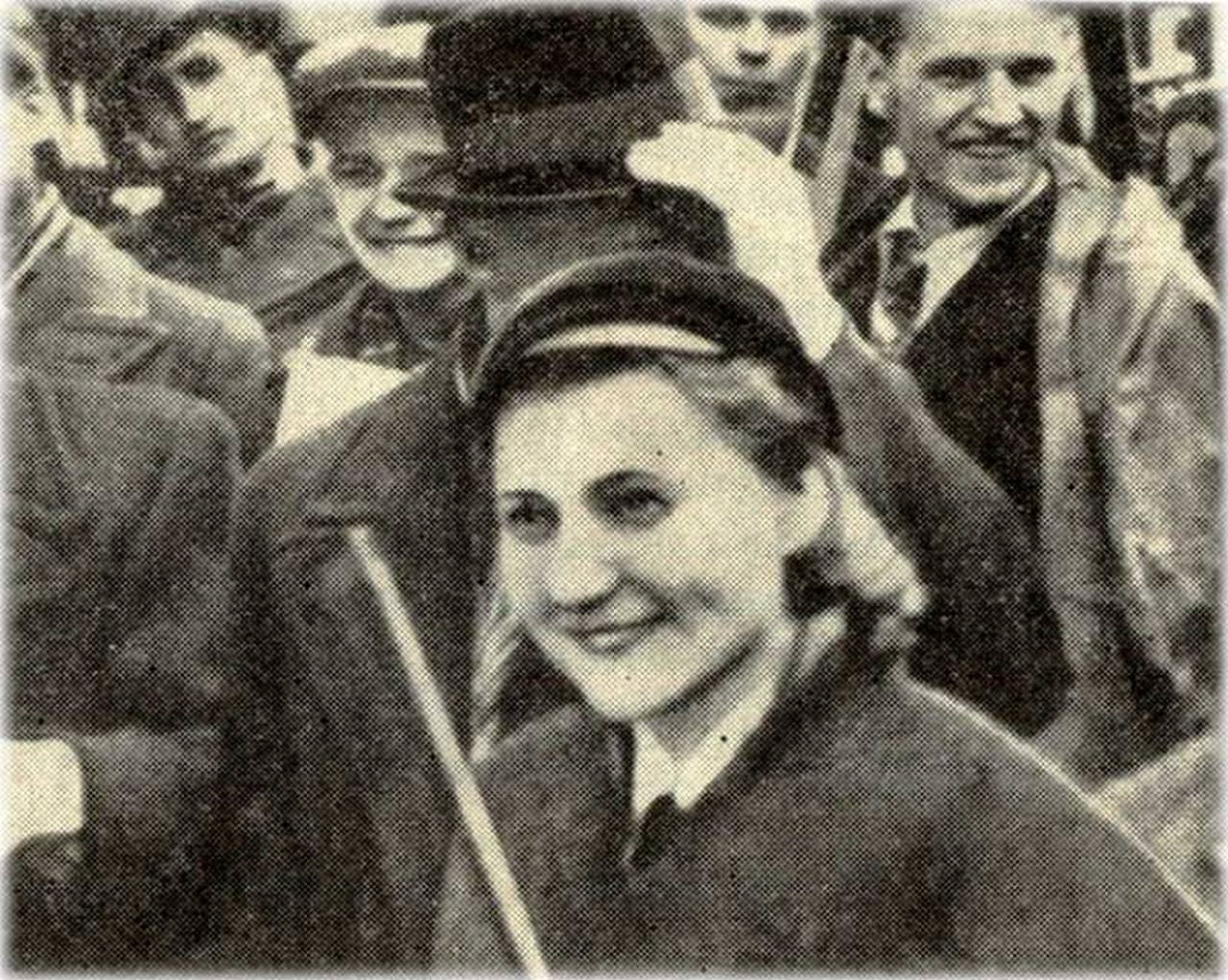 Леэн Кульман на первомайской демонстрации, 1941 г.