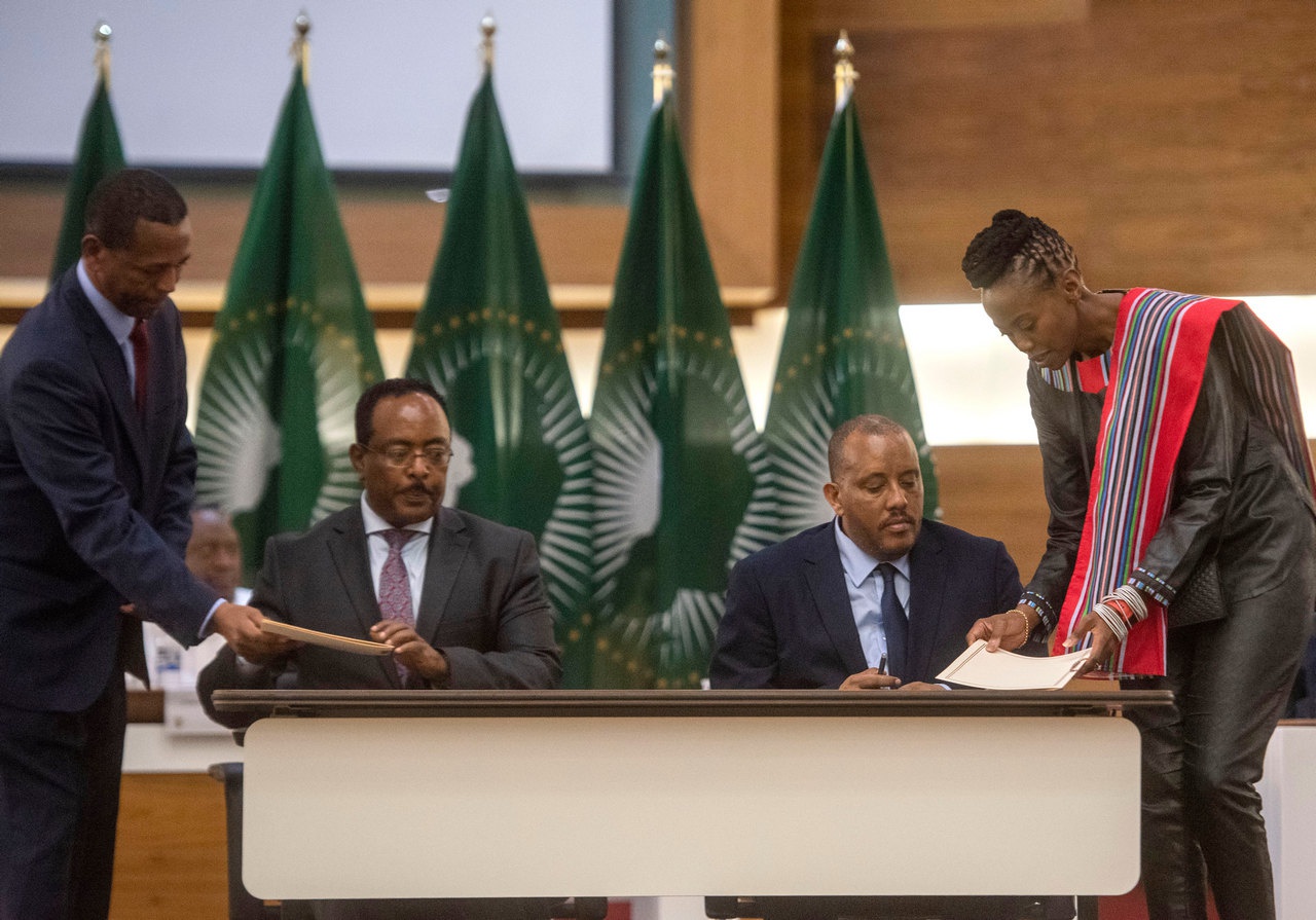 Представители правительства Эфиопии и «Народного фронта освобождения Тиграя» подписывают мирное соглашение в Претории, 2 ноября 2022 г.