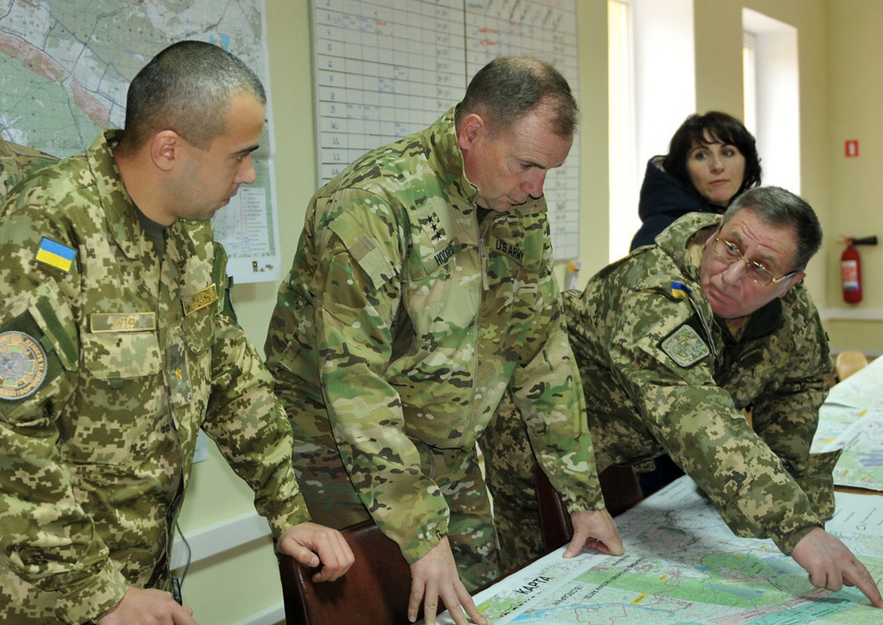 Будучи командующим Сухопутными войсками США в Европе, Бен Ходжес (в центре) активно помогал строительству ВСУ. Фото сделано на Яворовском полигоне в 2016 году.