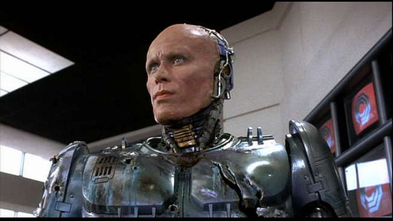 Слияние искусственных и живых систем пока привлекает только фантастов и кинодеятелей (кадр из фильма «Робокоп»).