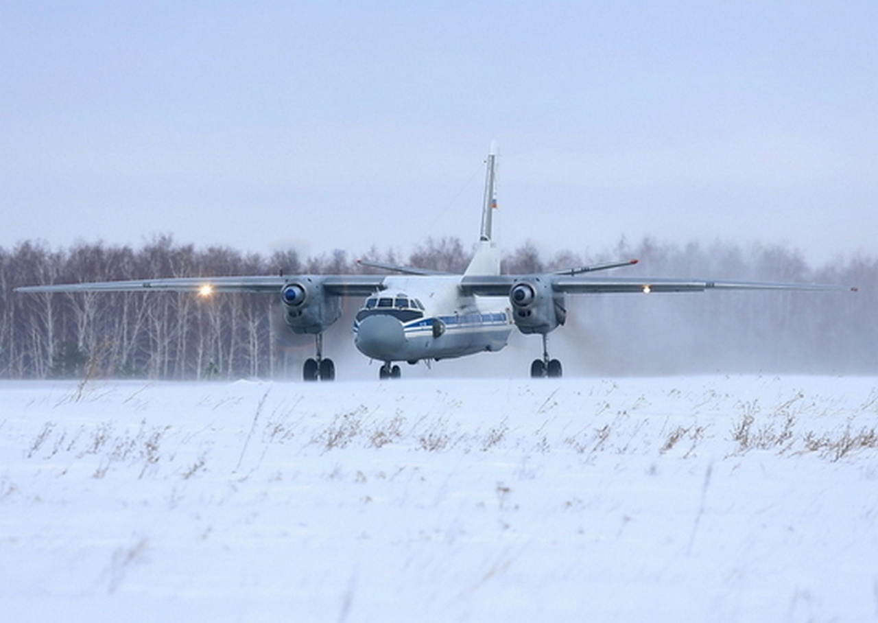 Экипажи транспортного авиаполка ЦВО посадили самолёты на условно повреждённую ВПП в Екатеринбурге.