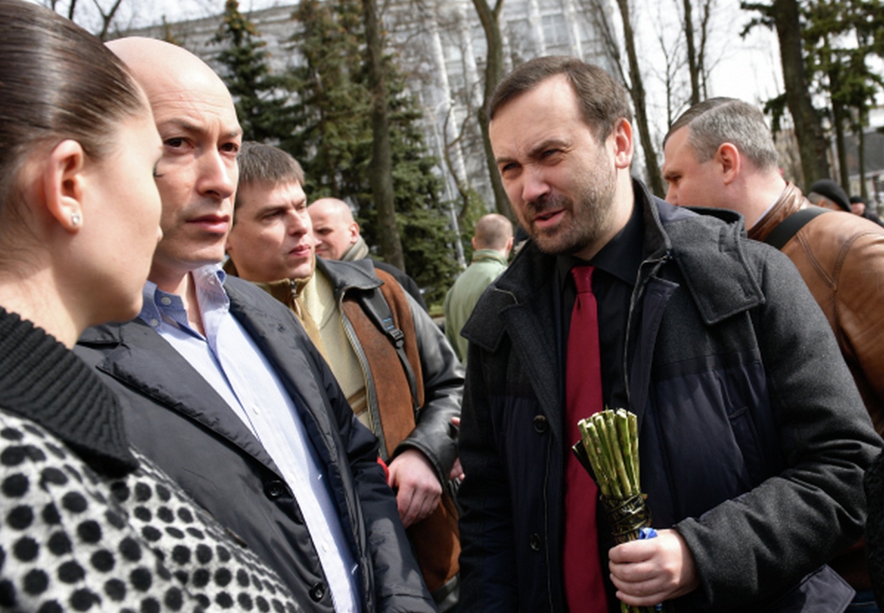 Экс-депутат Государственной Думы РФ Илья Пономарёв (справа) (признан иноагентом на территории РФ) курирует новых власовцев.