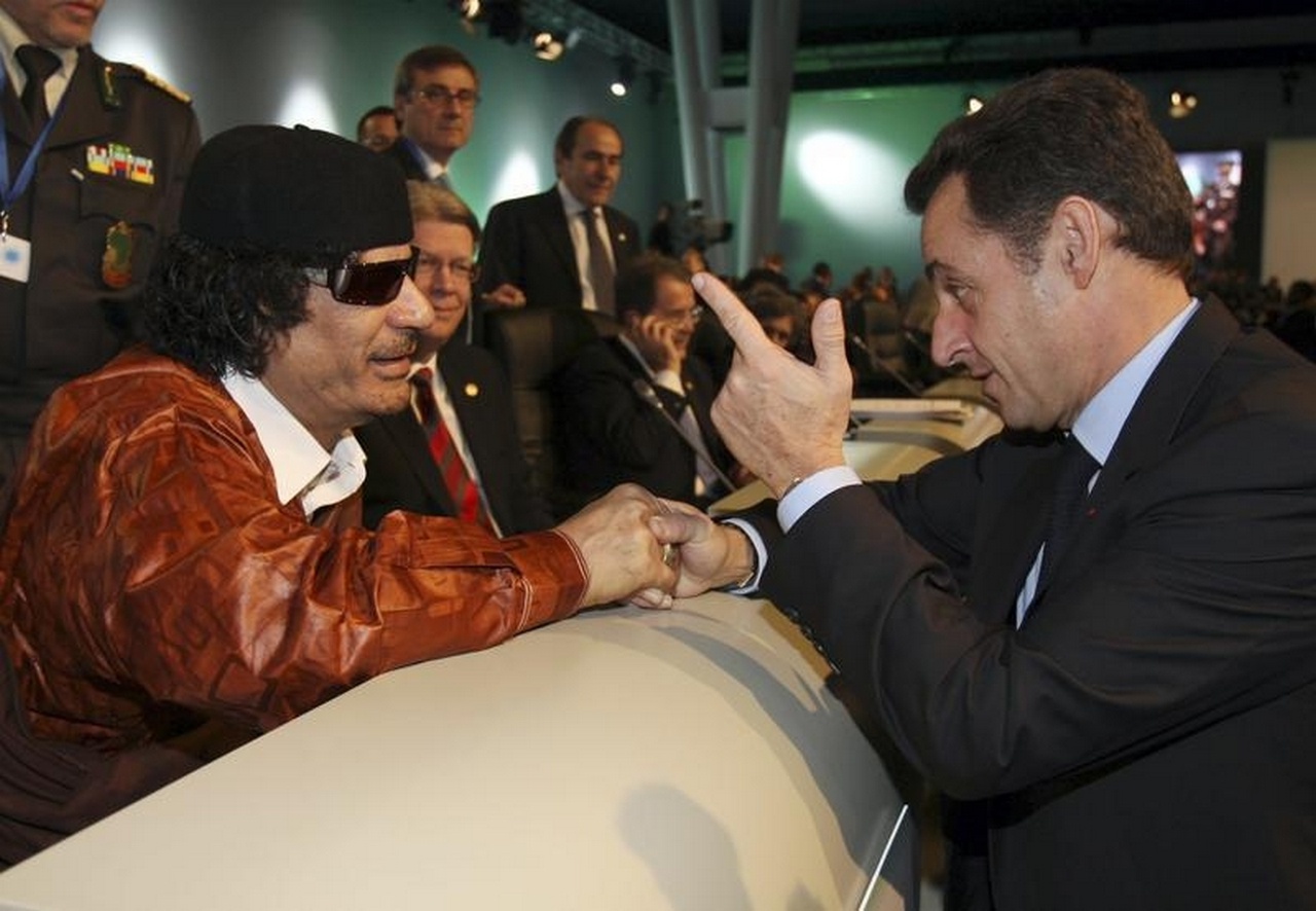 Саркози (справа) решил не платить Каддафи и избавился от него чужими руками.