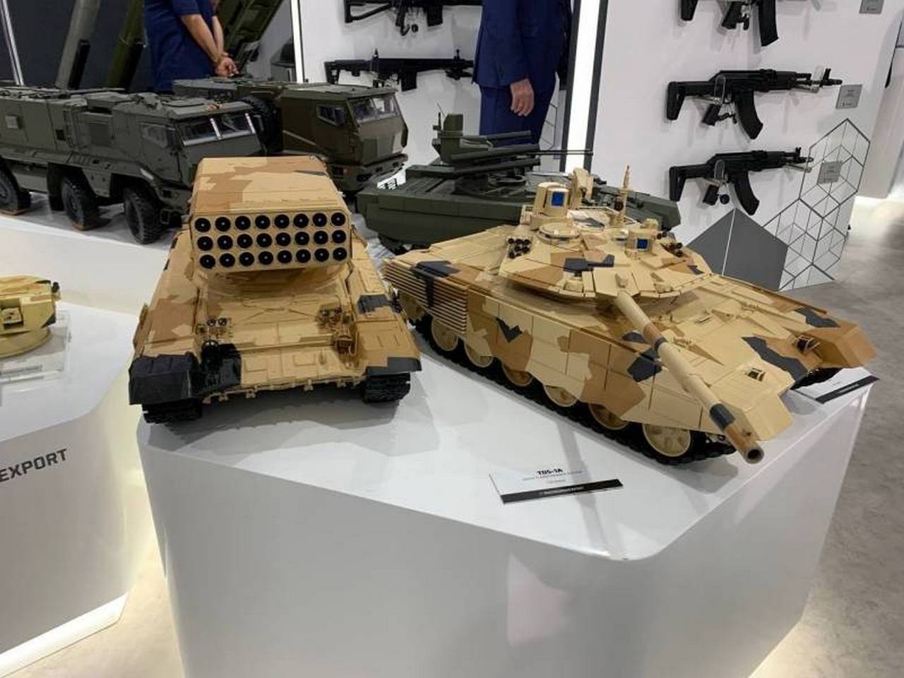 Макеты современной российской бронетехники на выставке IDEX-2023.