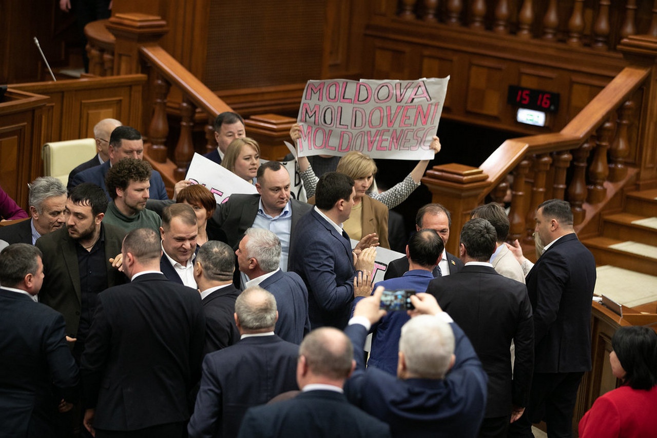 Инициатива переименования молдавского языка в румынский переросла в потасовку в парламенте Молдовы.