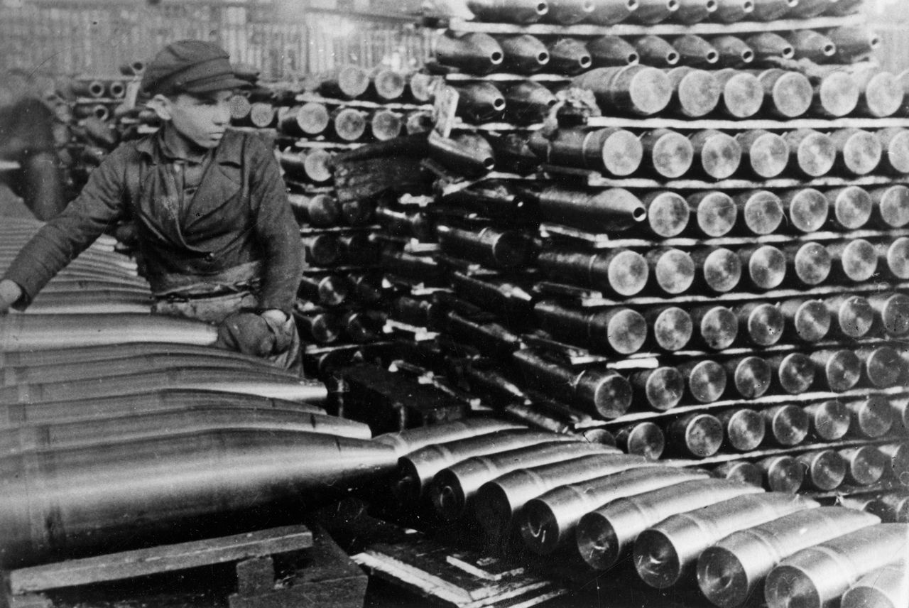 Корпуса артснарядов на участке технического контроля завода №63 в Нижнем Тагиле, 1942 г.