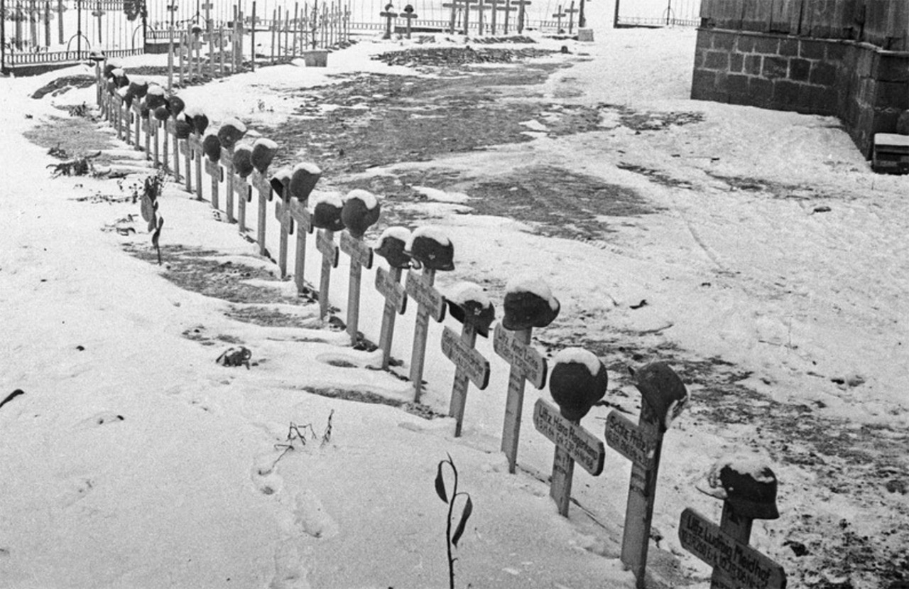 Немецкое солдатское кладбище под Сталинградом, ноябрь 1942 г.