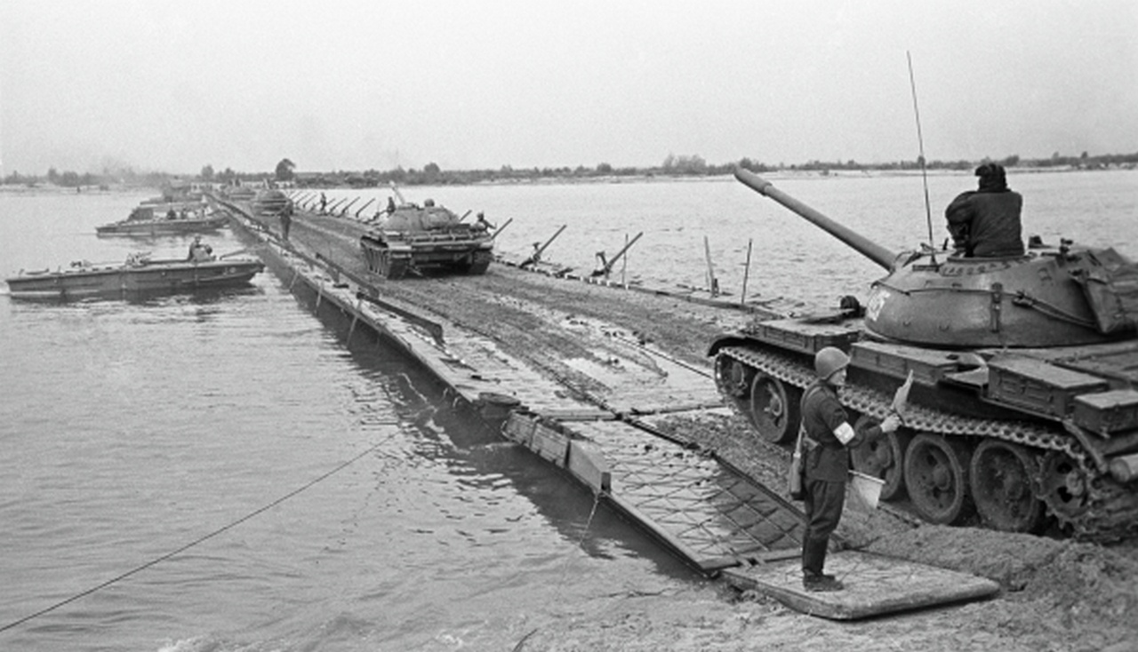 Танковые подразделения форсируют реку по понтонному мосту, 1967 г.