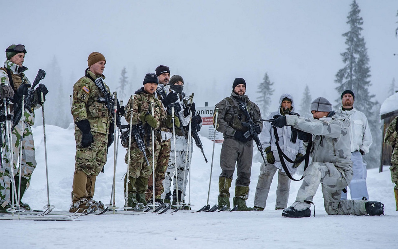 Норвежский инструктор демонстрирует приёмы стрельбы на лыжах, февраль 2023 г.