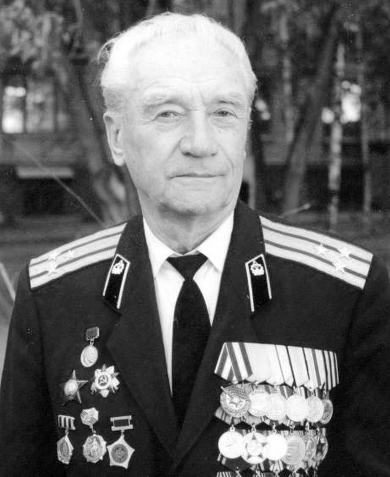 Юрий Глазунов начал свой боевой путь на Сталинградском фронте.