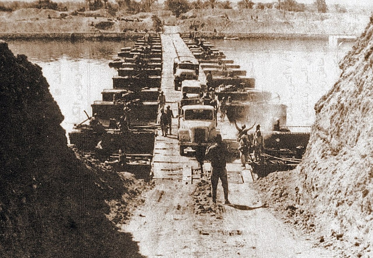 Египетские войска форсируют Суэцкий канал, октябрь 1973 г.