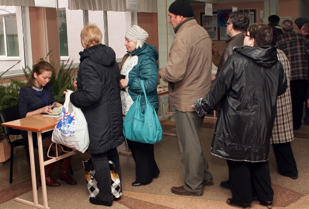 Жители Симферополя на одном из избирательных участков во время голосования на референдуме о статусе Крыма, 16 марта 2014 г.