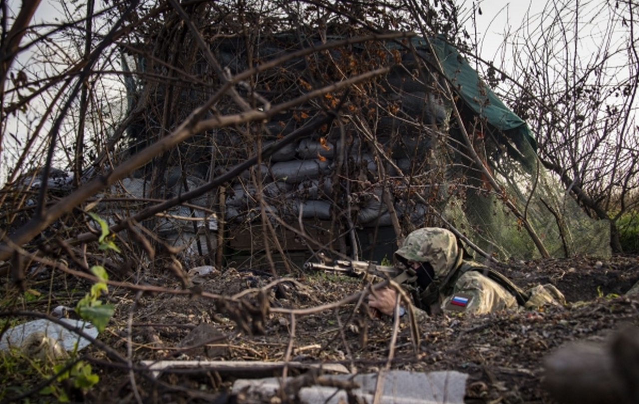 Боец добровольческого отряда «Крым» недалеко от линии боевого соприкосновения в Запорожской области.