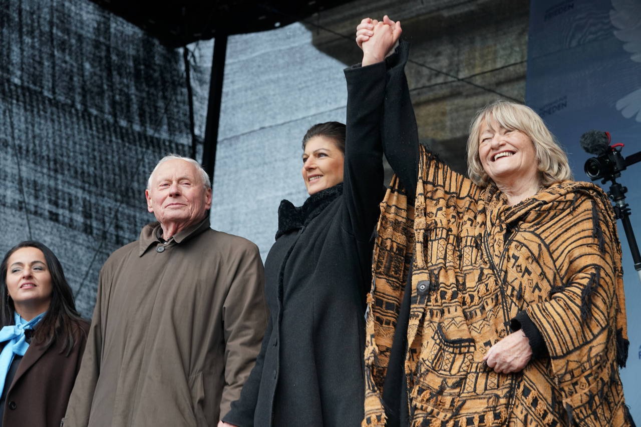 Митинг у Бранденбургских ворот с участием депутата Бундестага Сары Вагенкнехт (в центре) и Алисы Шварцер (справа) против войны на Украине, 25 февраля 2023 г.