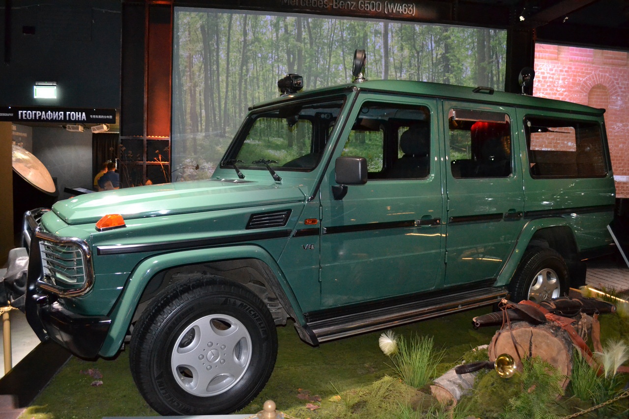 При Борисе Ельцине были модны «немцы». Зелёный Mercedes-Benz G-500 с удлинённым кузовом сопровождал президента на охоте.