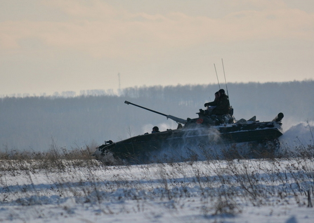 Элементы экстремального вождения БМП отработали военнослужащие ЦВО в Кемеровской области.