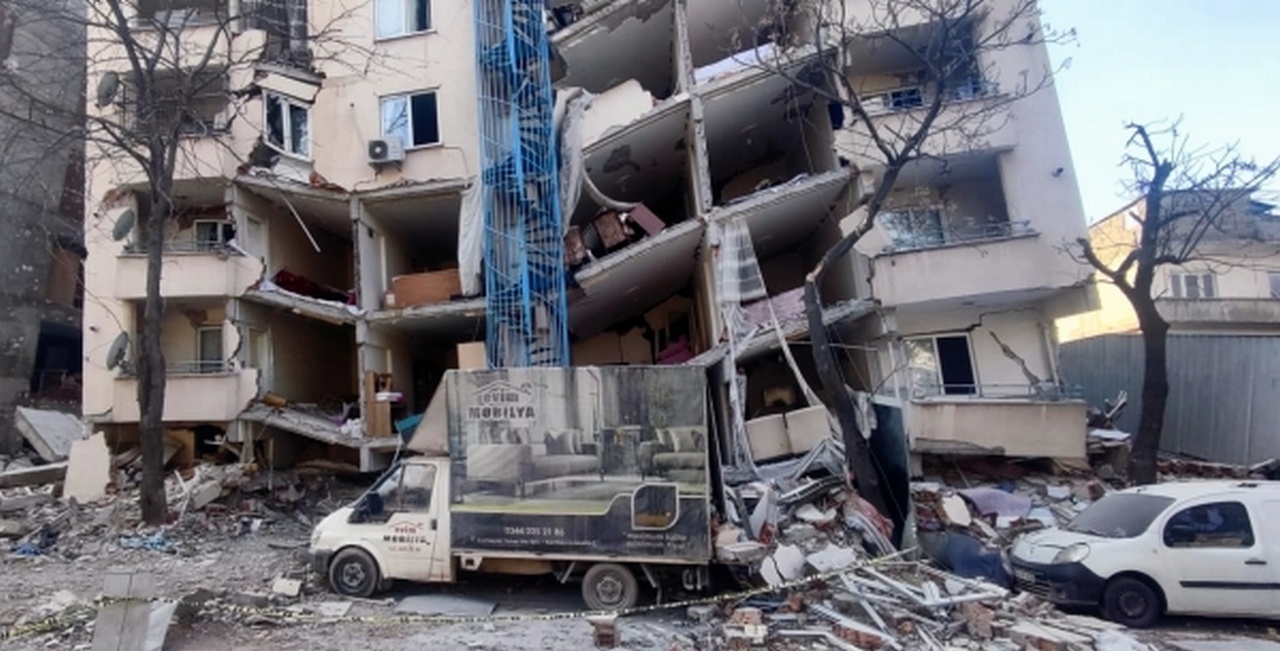 Эрдоган объявил строительную амнистию, которая, по мнению многих турок, привела к легализации некачественных построек, что повлекло массовые жертвы во время и после землетрясения.