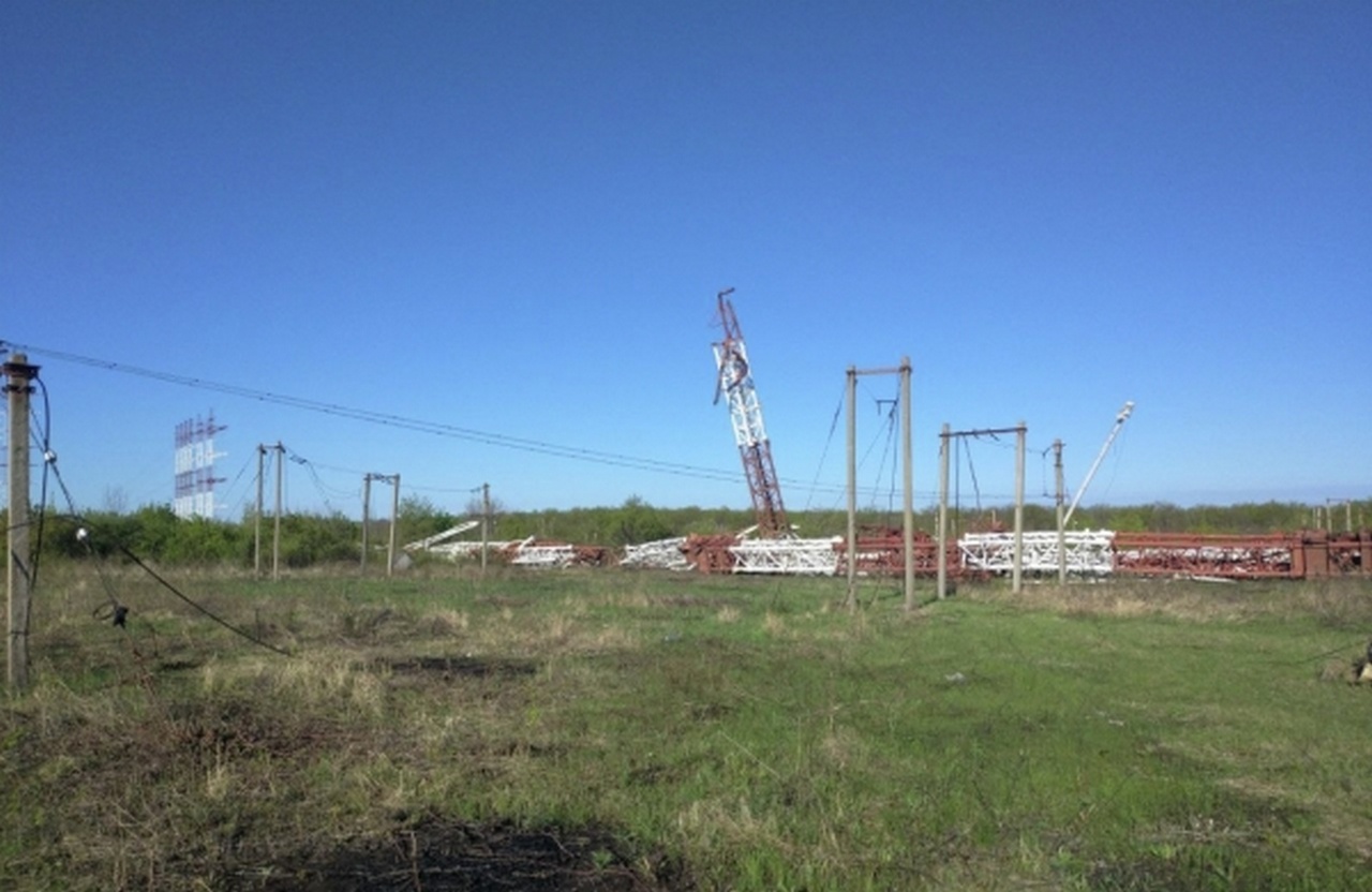 Повреждённые в результате взрывов антенны ретранслировали радио РФ в посёлке Маяк на территории Приднестровского радиотелецентра, апрель 2022 г.